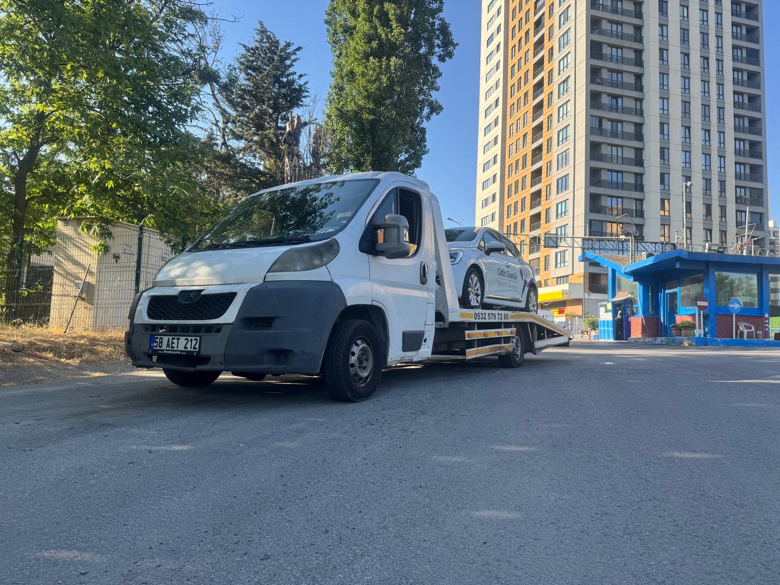 Ateş Çekici aracı üzerinde taşınan lüks spor otomobil
